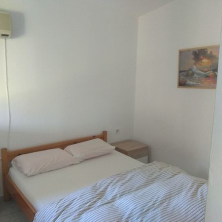 Roula'S Rooms Aegina Esterno foto
